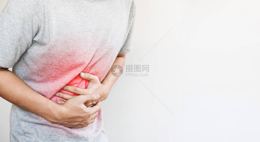 一个男人摸他的胃红色突出了胃痛和其图片