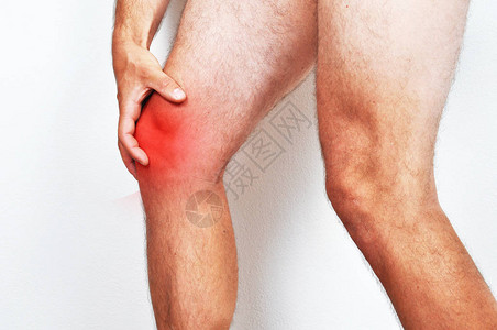 男人因为疼痛而抱着膝盖图片