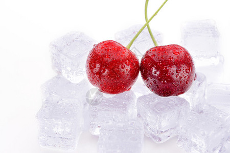 两个樱桃浆果躺在冰块上图片