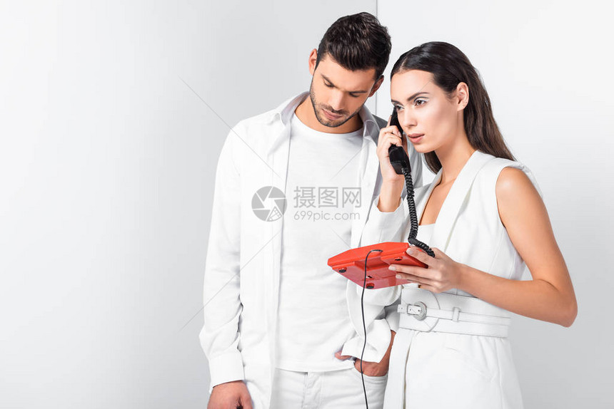 成年夫妇全白有古老的红色电话图片