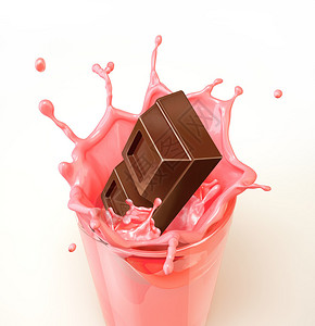 巧克力的立方体跳入满是草莓奶昔的玻璃杯中在白色背景上的近视包设计图片