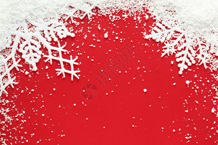 雪花和红色背景上的雪图片