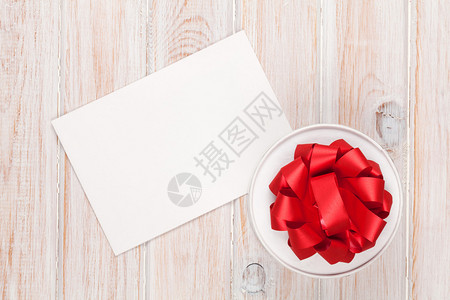 照片框或贺卡和情人节日礼品盒以白木背景图片