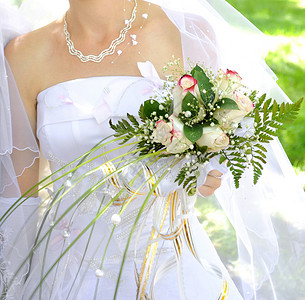 美丽的白色婚礼花束图片