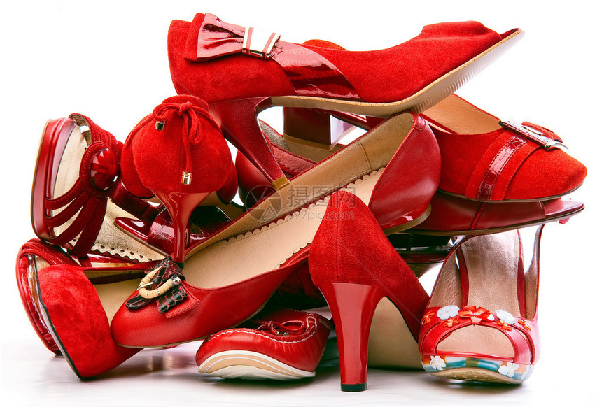 白色背景上孤立的一堆女红鞋图片