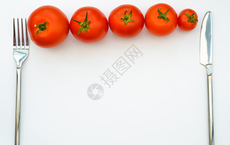 白色背景中的新鲜西红柿描绘了健康的饮食和图片