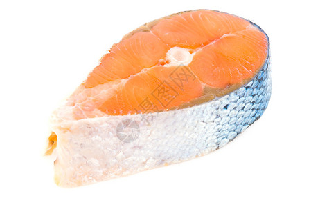 三文鱼肉在白色背景下被隔离图片