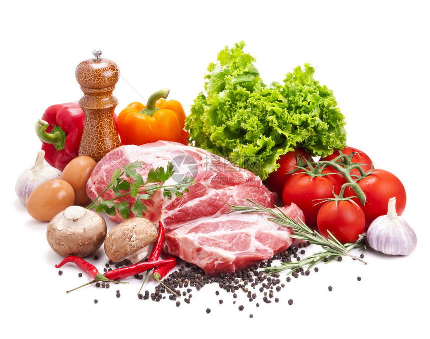 静物与生猪肉和新鲜蔬菜隔离在白色图片