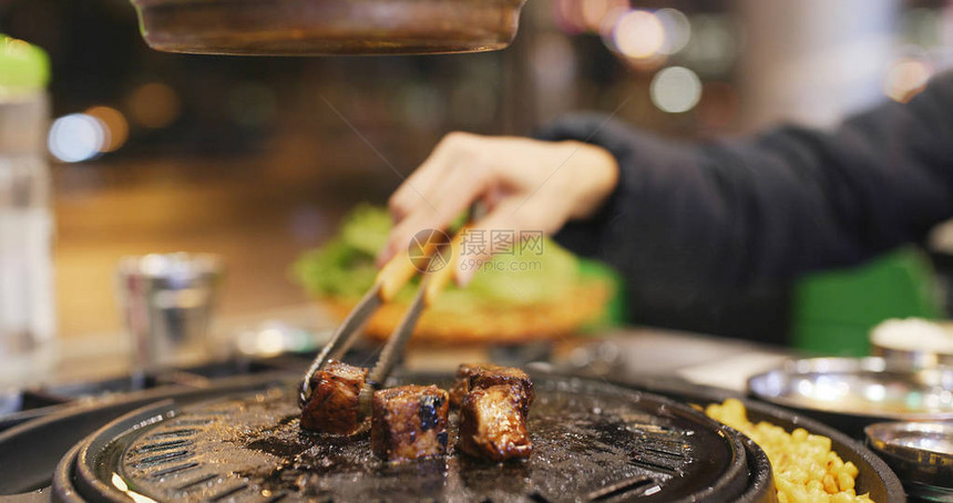 餐厅的韩式烧烤图片