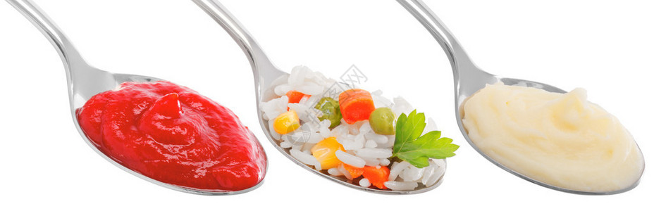 将番茄酱米饭和蔬菜土豆泥放在一勺白色上隔离图片
