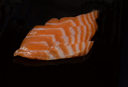 新鲜的鲑鱼片将黑色背景图片