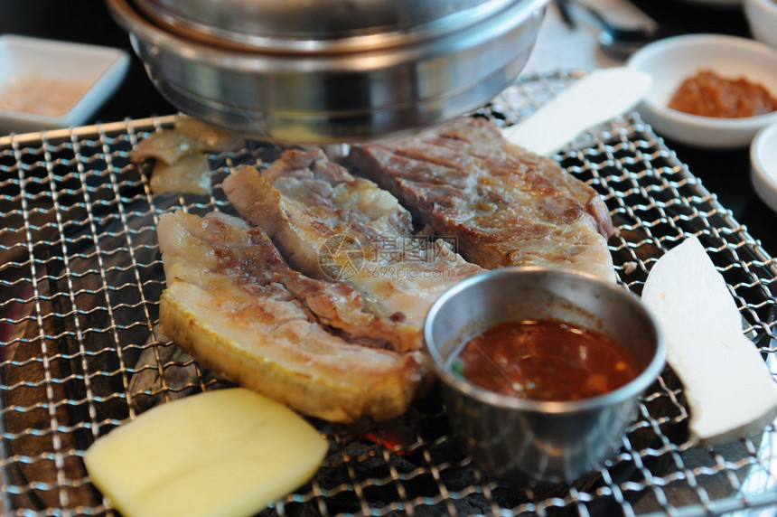 韩国济州岛黑猪烤肚图片