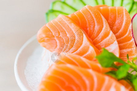 美味的鲑鱼沙西米日本图片