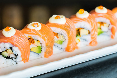 三文鱼寿司卷日本料理风格图片