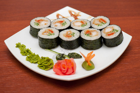 盘子里有蟹肉的寿司卷图片