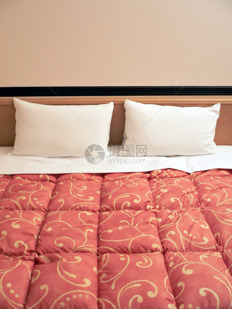 在旅馆房间用枕头和两图片