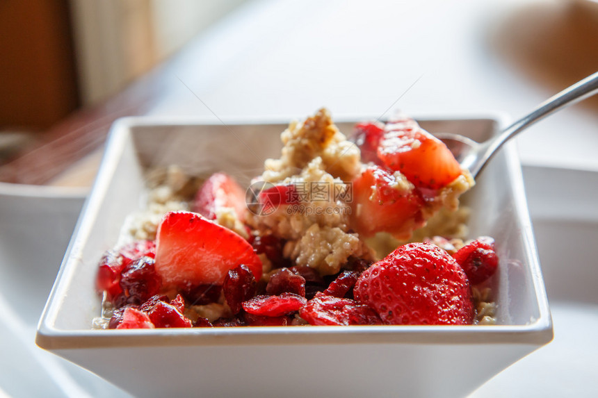 一个蒸汽热碗用干果浆和新鲜草莓制成图片