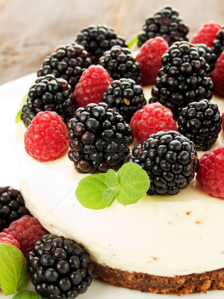 酸奶油芝士蛋糕配覆盆子和黑莓浅自由度图片