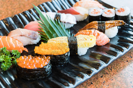 寿司的选择焦点日本和健康的食物风格暖白图片