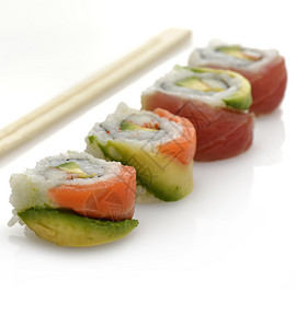 寿司卷配红鱼和鳄梨靠在白色背景上图片