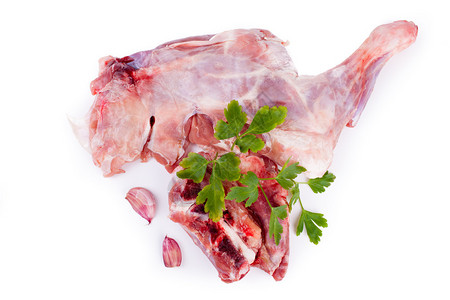 生肉羊腿配欧芹和大蒜背景为白色背景图片