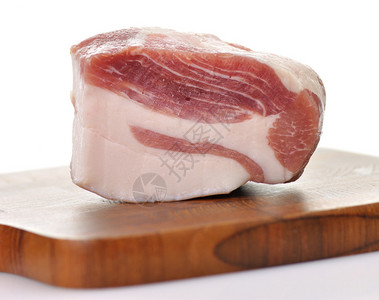 一块新鲜的咸猪肉图片