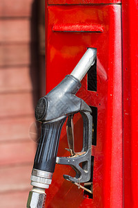 旧加油站的红色复古汽油泵图片