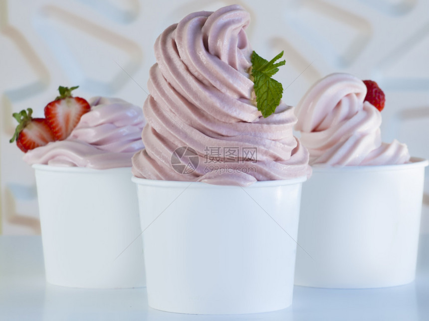 一杯草莓冰冻酸奶或软质的冰淇淋图片
