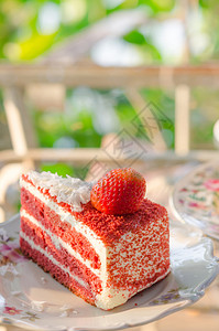 一块水果蛋糕盘子上有新鲜草莓图片
