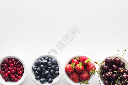 糖红莓和蓝莓草莓和碗上樱图片