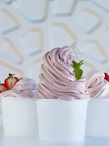 一杯草莓冰冻酸奶或软质的冰淇淋图片