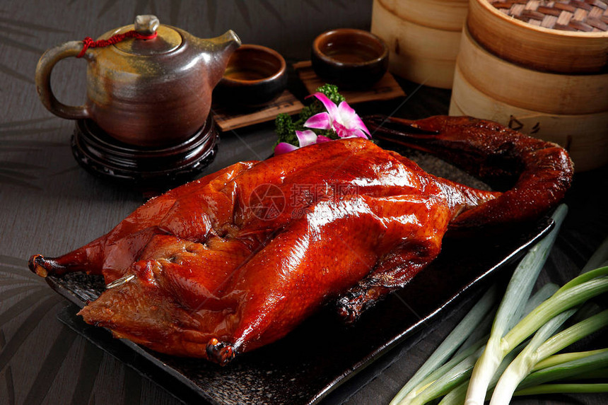 北京烤鸭配茶传统美食图片