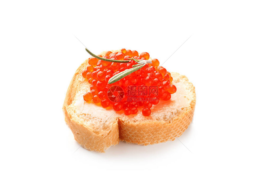 白色背景上的红鱼子酱三明治图片