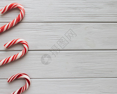 木制背景上的圣诞糖果手杖图片