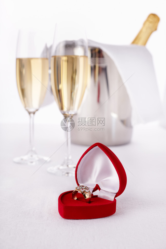 有香槟和订婚戒指的葡萄玻璃酒图片