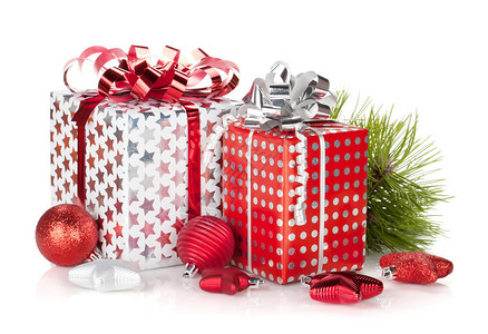 两个礼物盒和圣诞节装饰品孤图片