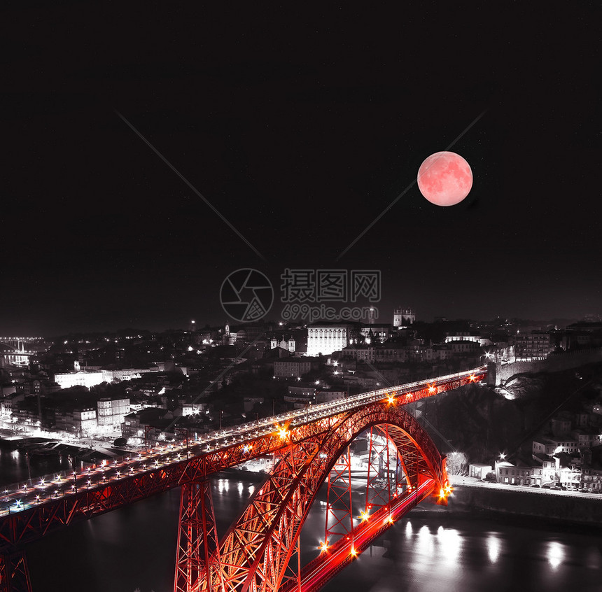红色月亮和红桥在单色背景上图片