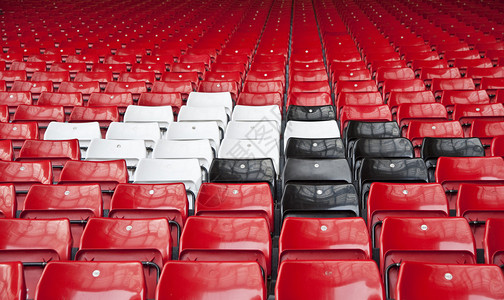 体育足球场的一排彩色座椅图片
