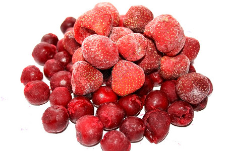 樱桃和草莓的冷冻浆果特写图片