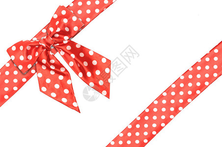 点缀在白色上的红色缎面礼品蝴蝶结和丝带图片
