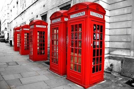 伦敦街上的红色电话亭和的建筑物和街道与红图片
