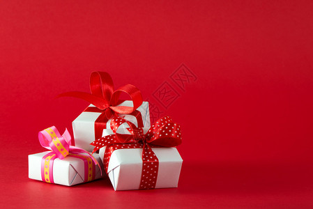白色礼品盒有各种红色丝带以图片