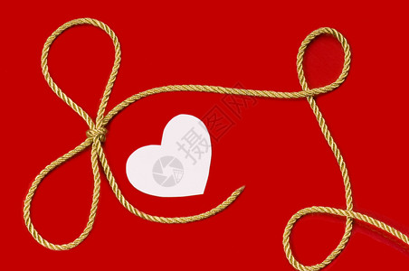 红白纸条和金丝带在情人节白图片