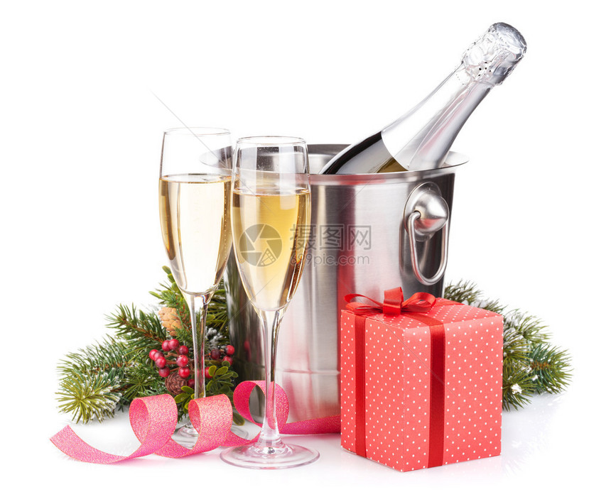放在桶眼镜和礼品盒中的圣诞香槟瓶图片