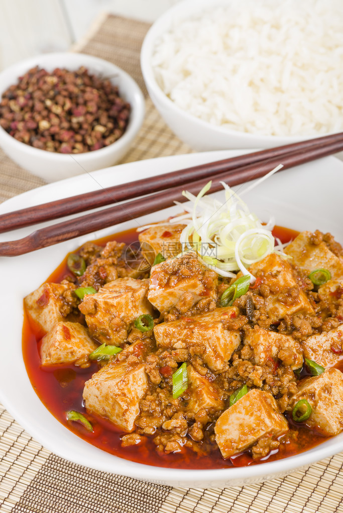 豆腐和肉末用辣椒豆沙发酵黑豆辣椒油和四川辣椒烹制而成图片