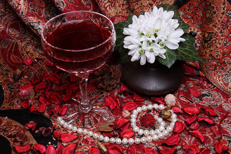 葡萄酒雪水和珍珠中图片