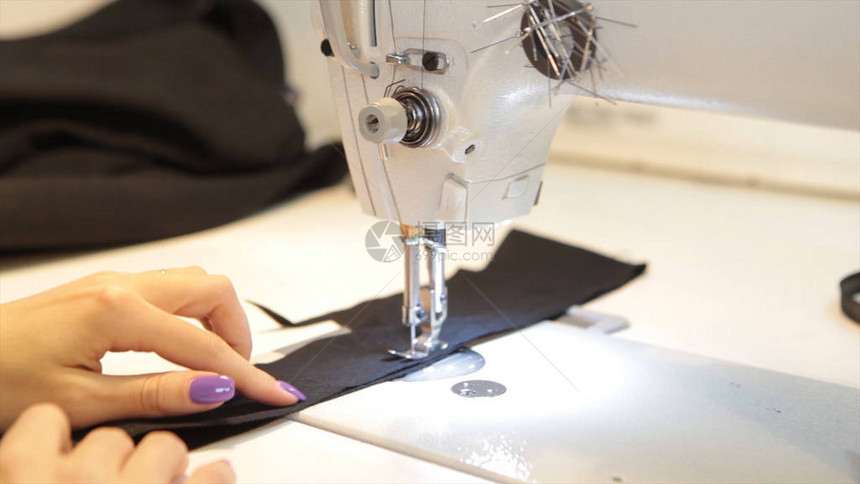 缝纫机缝纫机缝纫机和女手古董缝纫机富兰克林年轻女子戴着防护面罩在缝纫机上工图片