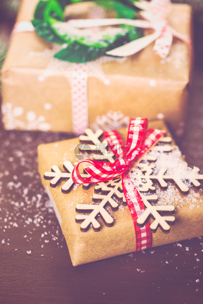 圣诞礼物用红丝带包装在牛皮纸中的视图图片