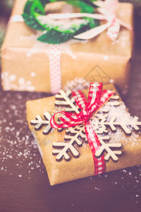 圣诞礼物用红丝带包装在牛皮纸中的视图图片