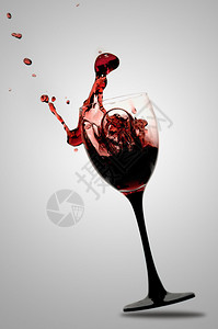 玻璃杯和葡萄酒喷洒图片